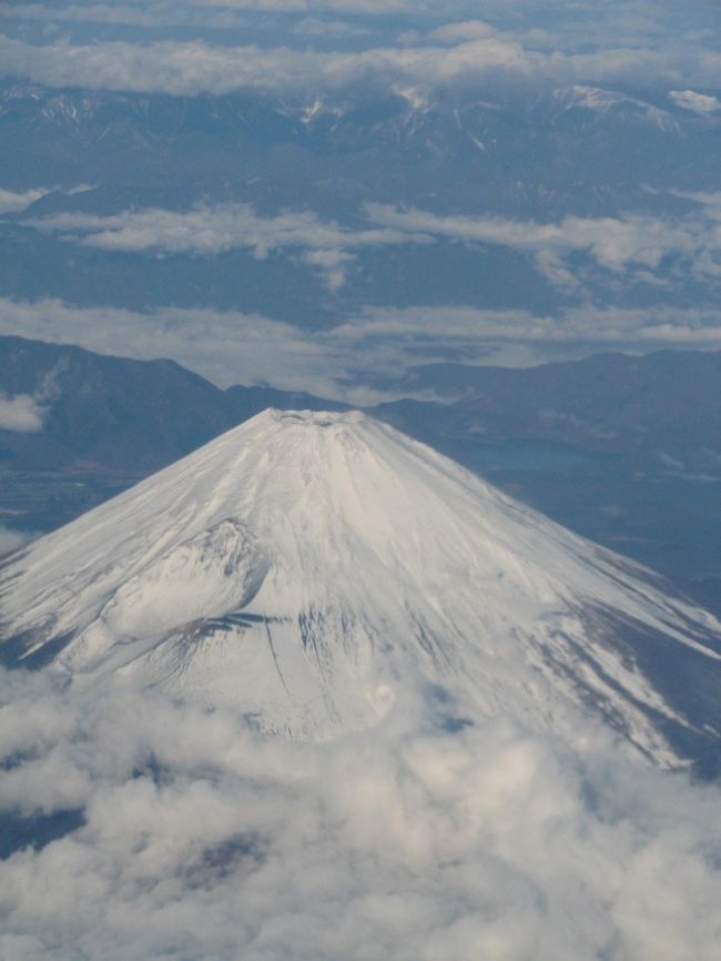 １１月２５日、大阪出張で午前８時羽田発の大阪伊丹空港行きの飛行機に搭乗した。<br />天気予報によれば昨晩の雨天からこの日は午前中は晴れであったので富士山が見られることを期待していた。<br />離陸前に空港より真っ白な富士山が覗いたので離陸後が楽しみであつた。<br />午前８時１５分過ぎより、富士山が見られ、約１５分間釘付けで富士山等の写真撮影を続けた。　まともな富士山の撮影は半年振りで出来、ラッキーであつた。<br /><br /><br /><br />＊静岡・沼津上空付近からの富士山