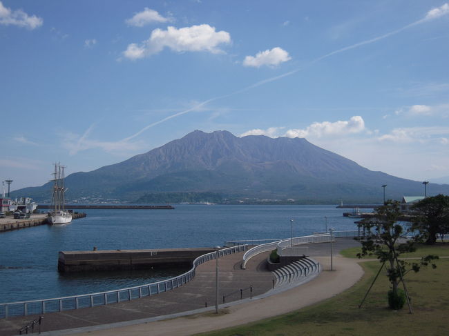 屋久島に思い入れのある友人が探したお得なフリーのパックツアーに同行して秋の屋久島を訪れることができた。この時期は台風の恐れも少なくなりトレッキングにはベストシーズンかと思う。鹿児島までの往復の飛行機と屋久島までの高速船、それに１泊分の民宿付きパックにフリー宿泊を含め４泊５日の日程でトレッキングと島を楽しもうという旅だ。<br /><br />周囲130kmの大きな島はレンタカーで廻るのがベストだと思うが、生憎２人ともペーパードライバーで運転には自信がなく路線バス利用、不自由な足で観光は思うようにはいかないが、とりあえずそれぞれ目標はトレッキング２コース。<br />一つは友人は念願の縄文杉コースだが、私は歩行距離20kmというので足に不安を抱えて自信がないので紀元杉と屋久杉ランドの150分コース、他の１つは共に白谷雲水峡コース。<br /><br />旅は５日のうち１日雨だったが温泉や滝、海なども満喫し、何より優しい島の人たちの人情に助けられ、思い出深い旅になった。<br /><br />日程<br /><br />１日目：セントレア8:00→鹿児島9:30/12:20→屋久島14:20→安房（泊）<br />２日目：安房9:20→紀元杉10:19/10:39→屋久杉ランド11:00～14:20/14:59→安房15:38/15:49→尾之間温泉→安房（泊）<br />３日目：白谷雲水峡8:20～14:50→JRホテル温泉→安房（泊）<br />４日目：大川の滝→湯泊温泉→永田いなか浜→安房→宮之浦（泊）<br />５日目：屋久島自然館・宮之浦12:00→鹿児島13:50（昼食）・水族館→鹿児島空港19:40→セントレア21:00<br /><br />まずは鹿児島から屋久島安房へと移動した１日目から。