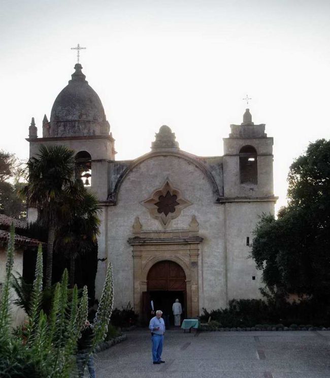 スペインがカリフォルニアを支配していたころ、総督府がおかれていたMontereyの地に1770年6月3日に建立されました。<br />正式名称は「Mission San Carlos Borromeo de Carmelo」ですが、今は地名を取って「Carmel Mission」として有名です。<br /><br />その後、1771年5月にフニペロ・セラ(Junipero Serra)神父により現在の地に移転されています。理由は総督府からの干渉を避けるためだったようです。まだ、教会が力を持っていた時代です。<br /><br />1818年12月20日に、フランスの私兵がスペイン総督府を海から襲撃し、その後廃墟と化してしまいます。<br />1863年にカトリック教会が支配を回復し、再建がはじまりました。<br />現在の建物は、1961年に修復されたものです。<br /><br />ここもParishを持つ現役の教会です。日曜日だったのでミサが行われていました。<br /><br />通常は、数ドルの入場料を支払います。日曜日は入場無料ですが、少し寄付してきました。<br />季節外れな事もあり訪問客はそんなに多くはなくて、ゆっくり見学できました。<br /><br />開館時間：<br />Monday through Saturday from 9:30AM to 5:00PM<br />Sunday from 10:30AM to 5:00PM.<br />Please call the Mission at (831) 624-1271, ext.210 to check for any holiday schedule.<br /><br />行き方：<br />カーメルの中心街から：<br />　目抜き通り（Ocean Ave)を東に上がり、JuniperoAveを右折して南に１Kmほど進んだ右（西）側<br /><br />MissionのHP：http://www.carmelmission.org/museum/<br />MissionのHPの写真ギャラリー：http://www.carmelmission.org/museum/gallery/<br />Wikipedia:http://en.wikipedia.org/wiki/Mission_San_Carlos_Borromeo_de_Carmelo　<br /><br />