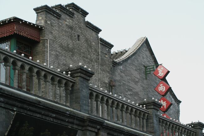天津市内では、天津で一番大きいといわれる南市食品街と、古文化街を見学しました。2箇所目の古文化街の紹介です。明代の民間建築を再現した商店街です。
