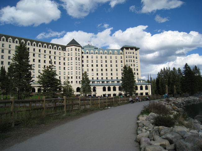 今日は早朝にナイアガラを発ち<br />トロントからカルガリーへ飛びます。<br />エアーカナダＡＣ１１９<br />１０：００→１２：１５<br /><br />カナダ国内でも広いので時差があります。<br /><br />カルガリー到着後<br />送迎の車で約３時間レイクルイーズに向かいます。<br />流石広いカナダ移動に時間がかかります☆<br />