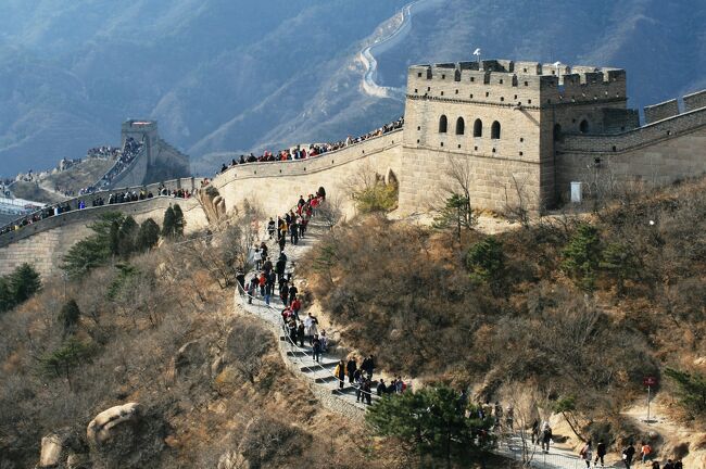 10時頃には、万里の長城の八達嶺に到着しました。前回の旅行の時には、二重に造られた城壁の内側の城壁の北京側から登りました。今回は内側の城壁を通り過ぎて、外側の城壁反対側からロープウェイで登りました。真っ青な空で、絶好の観光日和でした。