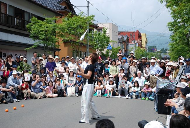 毎年楽しみにしている、大道芸フェスティバル<br />年々参加者も増え、お客さんも増えてきました<br /><br />普段あまり見ることの出来ないパフォーマンスや<br />爆笑たっぷりの芸、いろいろなジャンルのバンドと<br /><br />一日いても飽きません<br /><br />一度は行って見てください、病み付きになりますよ〜