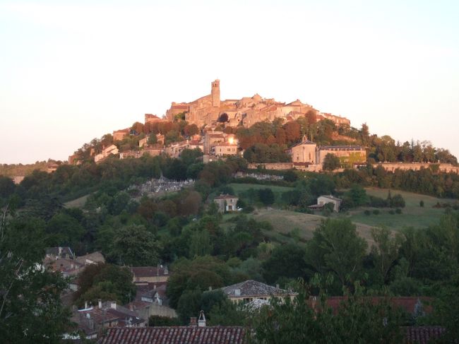 “Cordes-sur-Ciel” sur-Cielとは“天空の” の意味そうこの村の名は、ずばり“天空のコルド” 小高い山の標高159m~320mにかけてぽっかりと浮かび上がる村ラピュタのモデルとも言われる。アルビジョア十字軍に対抗し、1222年にトゥールーズ伯爵が要塞を築いた。カタリ派にとってはまさしく命を守る重要な砦だったに違いない。サンティアゴ・デ・コンポステーラの巡礼路にもあたる。作家カミュはコルドを称えた。「コルドでは全てが美しい、悲しみさえも」と。決して、名前負けしない天空の村