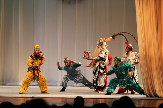 2箇所の世界遺産見学を終えて、この日の夜は、オプショナルツアーの京劇を観劇しました。