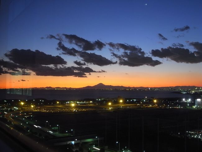 11月下旬のある朝、前日の雨も上がり、素晴らしい青空！<br />その分、冷え込んだ。<br /><br />ふと見ると、東京湾ごしに「富士山」が見えている。<br />『こんなに遠くからも見えるのね♪』<br />何だかとても感動した。<br /><br />その晩、ふと見ると、今度は、夕焼け空に浮かぶ「富士山」が！<br />すごく美しい♪<br />残業の疲れも吹き飛んだ。<br /><br />旅行記ではないですが、富士山に元気を頂いたので・・。