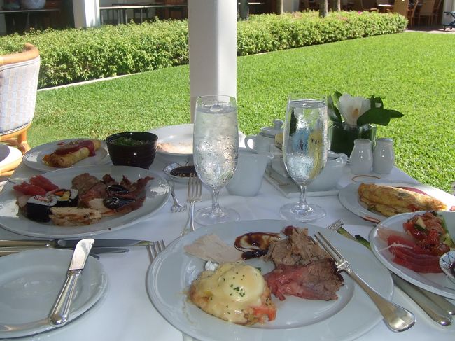 ブランチ＝朝食と昼食を兼ねた食事<br />breakfast（朝食）＋lunch（昼食）から英語の綴りは「brunch」<br /><br />ハワイでは日曜日のブランチ「サンデーブランチ」が有名で時間を忘れて食事を楽しむのが最高の贅沢とのこと<br />そして、ハワイ到着日の翌日は幸いにも日曜日<br /><br />これは、何が何でもサンデーブランチを食べなければならない、と、ポメラニアン嫁が出発前から吠える<br /><br />狙うは宿泊ホテル、ハレクラニ内のレストラン「オーキッド」<br />ネットで検索してみると、地元でも?１サンデーブランチと呼び声も高く、飛び込みで入ることはまず不可能とのこと<br /><br />それでは、予約していきましょう<br />インターネットという文明の機器を使って、無事予約も完了<br />さてさて、それではサンデーブランチたるものを楽しんでみましょう<br />