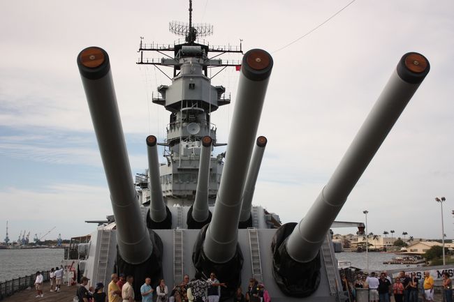 「真珠湾（パールハーバー）アリゾナ記念館と戦艦ミズーリ号ツアー」<br /><br />ツアー後半の「戦艦ミズーリ号」です。<br /><br />アメリカ国民にマイティ・モーという愛称で呼ばれる大戦艦。第二次世界大戦末期の１９４５年９月２日、東京湾に停泊していたこの戦艦の中で日本の無条件降伏が調印されました。<br /><br />現在、館内は資料館として公開されており、戦艦アリゾナと並ぶ平和のシンボルになっています。<br />