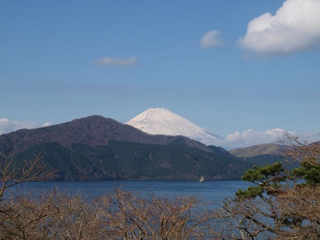 小田原市内の散策（探検？）を終え、箱根の坂を上って芦ノ湖周辺までやって来ました。<br /><br />湯に浸かって旅の疲れを癒し、富士の山を眺め、北条氏ゆかりの地を巡る旅路の終結としたいと思います。<br /><br />初日は天気が良かったので、夕方になってしまいましたが、恩賜公園へちょっと立ち寄り富士山を眺めました。<br />翌日も再び恩賜公園を訪れ、大涌谷、箱根湯本へと足を運びました。<br /><br />