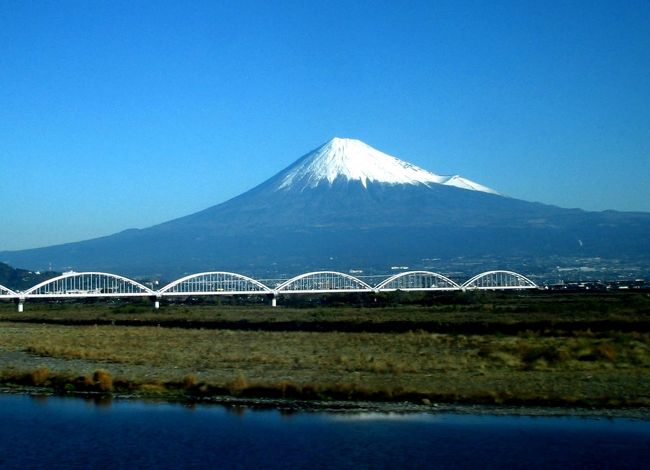 恒例の（？）富士山の写真です。。いつものように、新幹線の中で撮影しています。