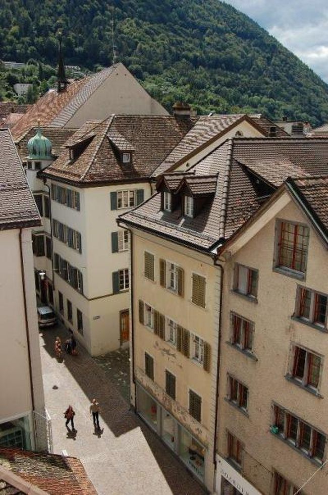 ローマ時代からの歴史があるスイス最古の街クールで1泊しました。<br />こぢんまりした街ですが、とても賑やかで暖かみのある街です。<br />これから山に入る人や、下りてきた人の安らぎの場所でもあるのでしょう。<br />ぶらぶらと歩いているのが楽しい街でした。<br /><br />写真は泊まったホテルから見たクールの街の風景です。