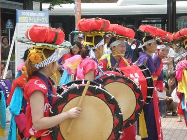 東北・盛岡の夏は短く熱く花火のようです<br />８月の１・２・３・４と＜盛岡さんさ踊り＞<br />その前日は７月３１日「さんさ踊り・前夜祭」が<br />行われました・・・・何年ほど前でしたでしょう<br />今は亡き友人と誘いあって「さんさ踊り」見物<br />そのあと、盛岡の大通りの裏町のスナックへ<br />このお祭りを特別な懐かしい・同時に侘しい<br />気持でナ・ナ・ナント前夜祭も含め５日間<br />毎日見学・参加？してきました<br />盛岡の何処の道を歩いても友人の笑顔がフッと浮かび<br />寂しいこと・・・この５日間の＜さんさ踊り＞を<br />振り返ってみました