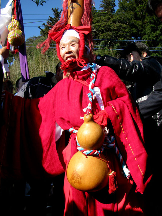 購読している新聞に1味1旅(ひとあじ・ひとたび)という企画が毎月載ります。<br />今回、1味1旅の「奇祭!ひょうたん様と竹田茶寮の豆腐田楽の旅」に友人達と参加してきました。<br />豊後大野市千歳町を代表する奇祭「ひょうたん祭り」は同町柴山八幡社参道で開かれます。<br />その昔、戦乱で苦しむ人々を、救ったというこの神様は祭りに訪れた人達を幸せな笑いに誘っています。<br />800年以上前から伝わる奇祭だとか。(県選択無形民族文化財です)<br />柴山八幡社の氏子である11の組が順番に受け持っていて、当番となる組は座元と呼ばれ、この大わらじを作るのも座元の役目です。<br />当番の地区からひょうたん様は選ばれます。<br />写真はひょうたん様です。<br />