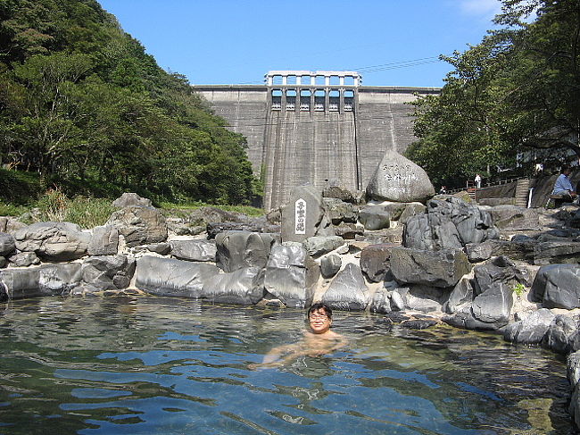 ２００７年１０日７日ー１０日。３泊４日で飛行機とレンタカーの山陰温泉の旅です。Ｆは２度目、４０年ぶり。。。Ｓは初めての山陰地方でした。旭川の川原にある湯原温泉「砂湯」は大きなダムをバックにした露天風呂で、観光客や入浴客がゾロゾロ。。。子宝の湯としても有名です。<br /><br />★１年２ヶ月前の旅行で記憶を辿るのが大変です。。。