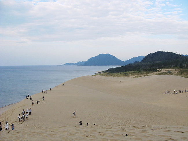 ★フォトストーリー「鳥取砂丘」　↓をクリックしてください。<br />http://image.blog.livedoor.jp/krhm42s/imgs/f/6/f6cec6fa.wmv<br /><br />２００７年１０月７日ー１０日。一日目の夕方、鳥取砂丘に行きました。年月と観光客の多さにもかかわらず、いまだにこんな壮大な景色が残っているなんて、信じられませんでした。夏だったら砂丘から海へ走っていって飛び込んでいたかもしれません。<br /><br />★１年２ヶ月前の旅行です。