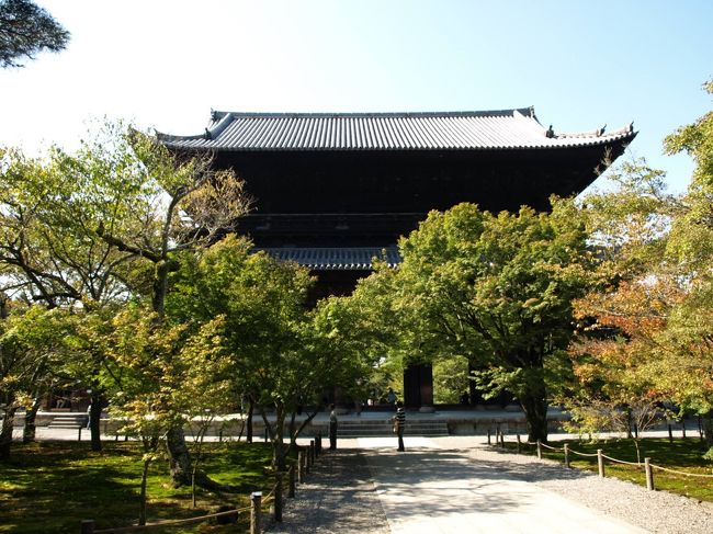 京都初ひとり旅は、<br />洛東地区にある<br />永観堂と南禅寺から始めてみました。<br /><br />京都市中心部からほど近く、<br />人込みの超有名スポットではなく、<br />徒歩で回れる範囲にいくつかの見どころがあり、<br />そしてなによりも、<br />高い所から京都の街を見渡してみたかったのです。<br />