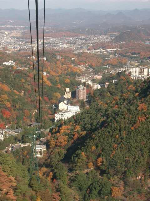 有馬温泉からロープウェーで六甲山に登りました。上から見る紅葉もいいものですね。