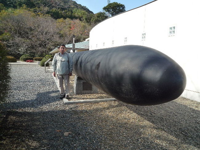 「出口のない海」の映画は見ていないが、敗戦濃厚な軍部は特攻隊や人間魚雷などの無謀な作戦を考えだし、若い命を死に追いやった。その魚雷「回天」の訓練跡や基地跡が山口県の大津島に残されていた。今は記念館があり、当時の階段や基地のあとを目の当たりにした。知覧や舞鶴ほど知られていないが、戦争を学ぶ貴重な島だ。<br />魚雷の大きさに驚いた。潜水艦に乗せて出陣し、１０００名以上のいのちが奪われた事実にも怒りが彷彿とわきあがる。<br />今回の旅はその大津島がメイン。泊まりは湯野温泉。２日目は久しぶりの岩国・錦帯橋。そして柳井。柳井は１０年ほど前から「白かべの街」として売り出している。いま全国で古い街並をめぐるのが、ひとつのブームになっているが、ここも街並み保存に力を入れているようだ。