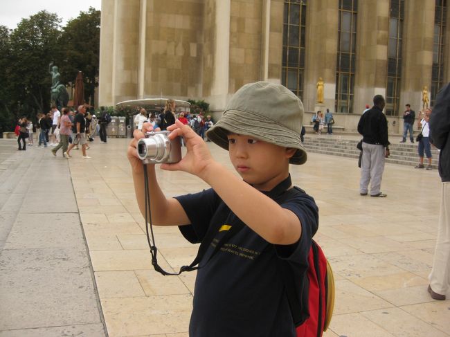 1ユーロ165円・・・・そんなユーロ高の2008年夏にフランスへ。<br />子連れでパリ････どうなることやらと思いましたが、旅のテーマを撮影旅行に設定。小学生の息子も大満足です♪<br />