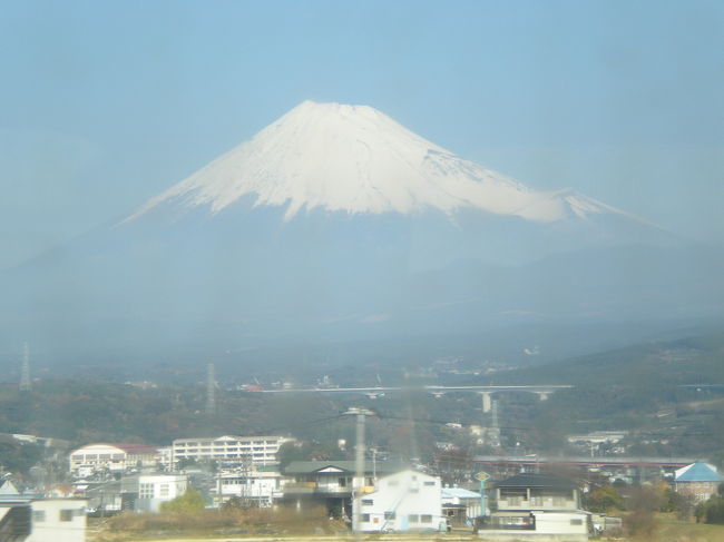 　生まれ育った家や街からあたりまえのように見えていた富士山。それは昔の話で今では建物も多くたちそう簡単には見れない。それでも少し開けたところや高い建物からその姿を見ることが出来る。しかし今私は富士山の見えない大阪に在住。それだけに事あるごとに富士山を帰って意識してしまう。車、電車、飛行機で移動するたびに富士山付近を通過するときはつい富士山を探したり、見れないと動く残念な気分になっていた。そしてこの4トラに登録してから早や２年。その間何度と無く新幹線で富士山の前を通過していたが写真撮影をしたことと言うか新幹線から富士山を見れなかった。理由は天候、時間（日没後）、そして居眠りとあらゆる理由があった。そして先日ついに対面！<br /><br />　やっと４トラでも多くの方が取り上げている富士山に仲間入りさせて頂いた気分と共に何故か肩の荷が下りたような。<br />一つ贅沢を言えば新幹線の窓が汚れていたのが残念。