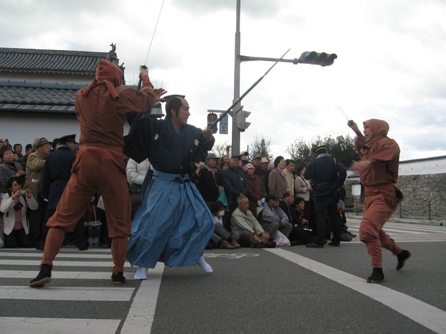 12月14日は、赤穂浪士討ち入りの日で、毎年　赤穂では、義士祭りが開かれているようです。<br />このごろ祭りは、土日に開かれるようスケジュール調整されていることが多いですが、赤穂義士祭りは、毎年、浪士の討ち入りの日 12月14日に開かれ、ここ5年間は、休日ではなかったので、なかなか行く事が出来ませんでした。<br />今年は、12月14日は日曜日であり、ちょっと行ってみました。<br />今年で 105回と言うことであり、長年開かれているようです。<br />