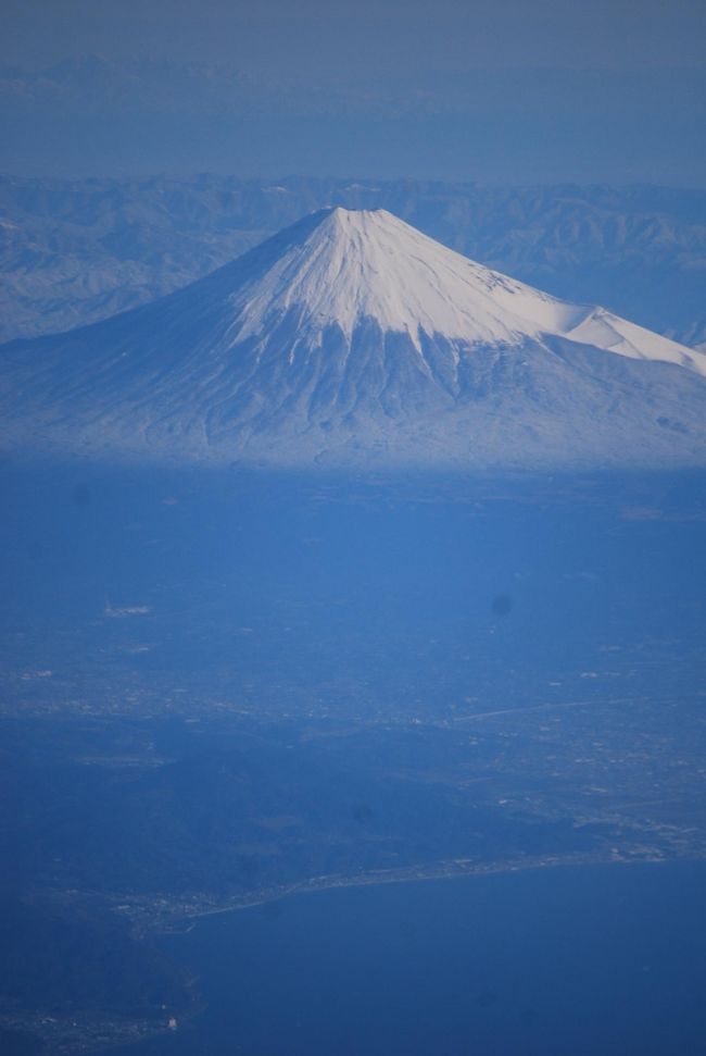 １２月１５日、楽しかった三泊四日の九州旅行を終えて朝８時０５分福岡発の東京行きの便に搭乗した。<br />九州より愛媛県の上空までは曇り空で空撮は出来なかったが、香川県より天気は良くなり、東京・羽田に着くまでは素晴らしい天気であつた。　このため、富士山の空撮を楽しむことが出来た。<br /><br />此処では富士山空撮について下記の通り二部に分けてまとめた<br />?遠州灘、駿河湾から眺めた富士山<br />?東京湾より眺めた富士山<br /><br /><br />＊写真は遠州灘から眺めた富士山