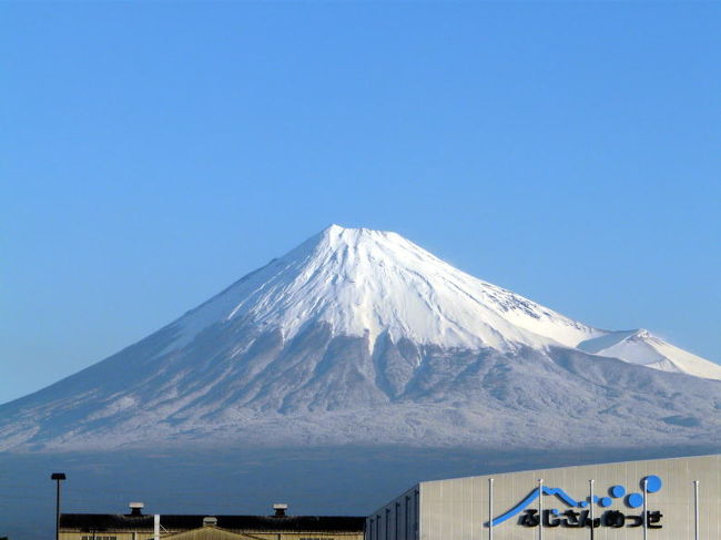 昨日降った冷たい雨は、富士山や愛鷹山に雪を降らせました。<br />昨日夜まで降り続いた雨でしたが、今朝は朝から雲ひとつ無く晴れました。<br />この冬一番の積雪を記録した富士山の様子を通勤途中に撮りました。<br />