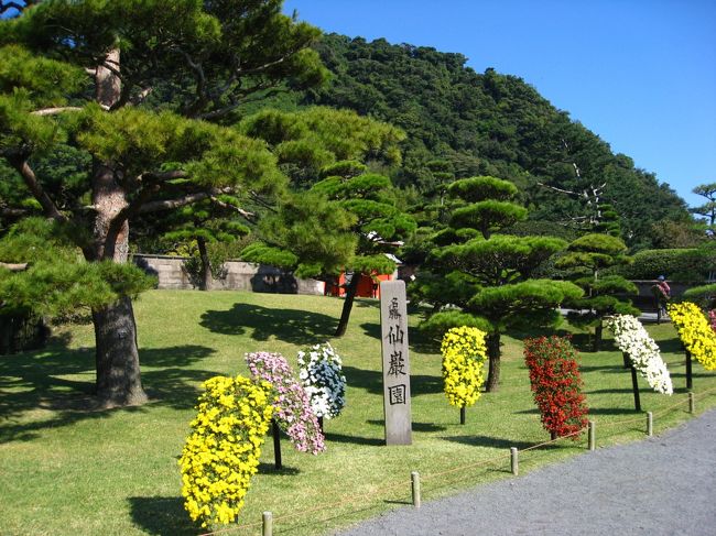 城山を後にして、鹿児島シティビューで仙厳園（磯庭園）へ向かいました。ここは１６５８（万治元)年に、薩摩藩主島津光久が藩主の別邸として造営したものです。今年はＮＨＫ大河ドラマ「篤姫」が放映されたため、市内のあちらこちらに「篤姫」の文字をみることができました。私も「篤姫」という言葉は聞いていましが、女性であること以外はほとんど知らないまま、こちらに来ることに・・。なってしまった（？）。のであった。