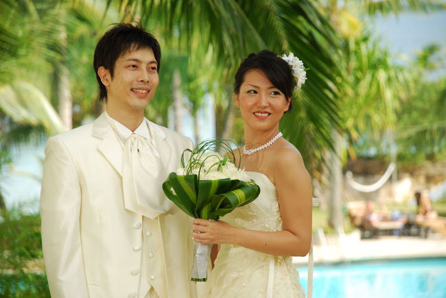 フィリピン　セブ島の<br />「Shangri-La&#39;s Mactan ResortSpa」<br />にて結婚式をしてきました☆<br />海外挙式といえばハワイ挙式・グアム挙式がメジャーで、<br />セブ島で日本人同士が結婚式を挙げるというのは<br />珍しいので、不安や苦労がありましたが、いろいろな方の<br />協力を得て思い出に残るよい式となりました。<br /><br />セブ島での結婚式やフォトウエディングに<br />興味がある方はぜひご連絡くださいね！<br /><br />家族・友人含め総勢22名の団体旅行です。<br />ほとんどセブ島、フィリピンが初めてなので、気合を入れて<br />ツアーガイドもしちゃいました！！<br />しかも、1ペソ＝1.9円と数年ぶりの円高で旅行者にとっては<br />嬉しいことでした。