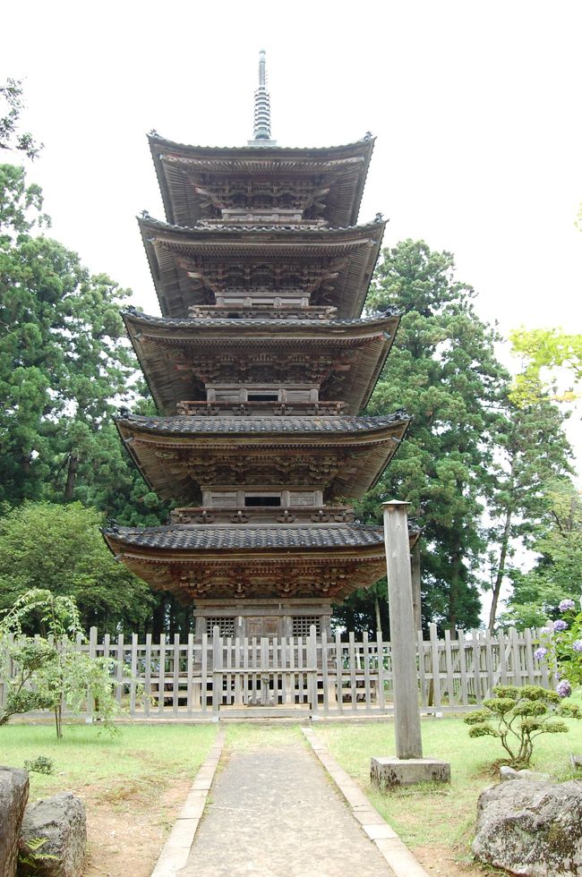 佐渡は、歴史的な文化遺産の宝庫<br /><br />かつては貴族の流刑地であったということもあり、高貴な寺社などが多く残り、とても離島の地とは思えない、優雅な文化の足跡を残しています。<br /><br />写真は、妙宣寺五重塔