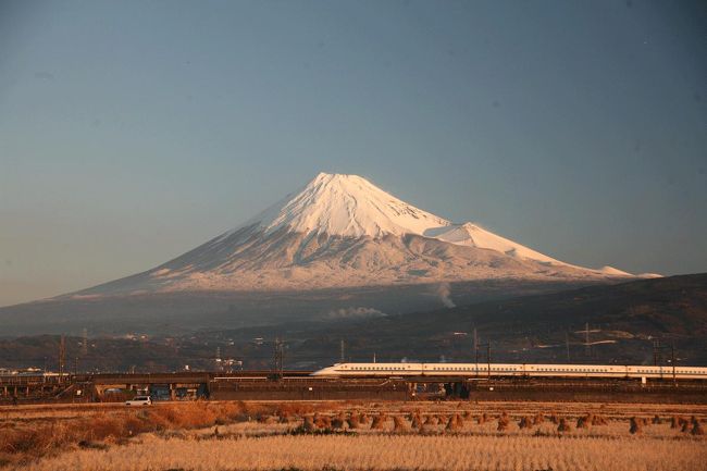 富士山に雪が新たに積もり真っ白になったので仕事に行く前にぱパチリ。