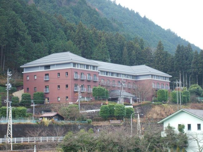 寒くなってくると暖かい温泉に入りたくなる。私は一人ぶらりと下呂温泉に出かけ、ダイヤモンド下呂温泉ソサエティに2泊してきた。<br /><br />写真:ダイヤモンド下呂温泉ソサエティ