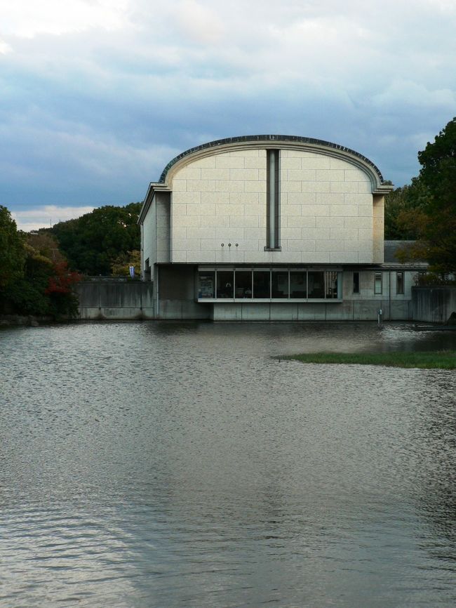 大仙公園の中にある堺市博物館（さかいしはくぶつかん）は大仙陵古墳（仁徳天皇陵）に代表される百舌鳥古墳群からの出土品、近世の自由都市「堺」の都市史等資料や鉄砲などの交易品、千利休（せんのりきゅう１５２２−１５９１年）や与謝野晶子（よさの あきこ１８７８−１９４２年）など堺出身の芸術家の資料などを展示し、古代から近代に至までの堺の歴史を紹介している。<br />（写真は大仙公園にある堺市博物館）<br />