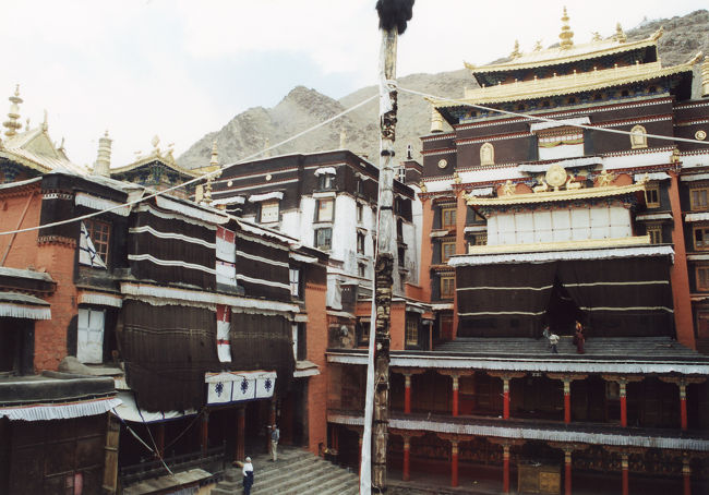 ギャンツェから車で２時間ほどかけて、シガツェに向かいます。チベット自治区第２の都市で、パンチェンラマを座主とするタシルンポ寺で有名な街です。