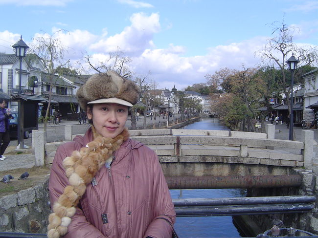 <br />オコチャマたちを12月31日で最後の<br />チボリ公園へ押し込み(?)<br />ハニーちゃまとふたりっきりヒサカタデート<br />って、、、まるくんセイシェルへハニーと<br />行ったばかりぢゃん、というっこみはさておき、、、<br />もうすぐ、おこちゃまが増えるのね<br />セイシェルでのお子が、、、、、、<br />ビバwハニー<br />ビバwセイシェル<br />ビバwミハテヌコ<br /><br />白壁の町を歩く〜美観地区<br />倉敷美観地区は、江戸時代の天領の名残りをあちこちにとどめた、風情あふれる白壁の町です。<br />小さな路地や横道には、隠された名所や秘密のお店も…。<br />情緒豊かな倉敷の町を、ゆっくりと歩いてみませんか? <br /><br />大原美術館 <br />白壁の町並みのなかにそびえたつ、印象的なギリシャ神殿風の大きな建物が大原美術館です。<br />日本有数の西洋美術館として、古今東西の貴重な美術品が数多く展示されています。<br />エル・グレコの「受胎告知」、モネの「睡蓮」など世界的名画が、間近で鑑賞できるとあって、多くの美術ファンが訪れています。<br /><br />倉敷アイビースクウェア<br />白壁の町を抜けると、そこはヨーロッパを思わせるレトロな世界。<br />アイビーの蔦と赤レンガのコントラストが美しい広場では、ゆっくりと休息する観光客やカップルの姿も。<br />併設されるホテルのほかに「児島虎次郎記念館」や「オルゴールミュージアム」、創作体験ができる「愛美工房」などもあります。<br /><br />大橋家住宅 <br />大橋家はもとは豊臣氏に仕える武士で、江戸時代に備中に移り住み、水田、塩田の開発で財を成し大地主となり、苗字・帯刀を許され庄屋になりました。その住宅は倉敷窓や倉敷格子が取り入れられ、今日まで伝えられています。主屋が通りよりひっこみ、長屋門を構えるという通常の町家ではまず許されない造りがされているのは、当時の代官の許可があってのこと。国の重要文化財に指定されています。<br /><br /><br />倉敷考古館 <br />江戸時代の米倉を利用して、1950年に開館した考古学資料を展示した博物館。<br />岡山県一帯から出土した、旧石器時代から弥生時代、古墳時代などの貴重な発掘物が展示されています。<br />また、古い時代に栄えた吉備地方について知るための資料を年代順に見る事ができます。<br />その他古代南米ペルーの土器なども収集されています。 <br /><br /><br />倉敷民芸館<br />「日常の暮らしを美しく」をモットーに、世界中の生活用具を収集、展示している珍しい博物館。<br />江戸時代の建物を改装し、内装もその情緒を残して利用しています。館内には約600点の民芸品、生活品が展示されており、所蔵品であれば約10,000点。そのコレクションはかなりの見応えがあります。 <br />昭和25年に来館したイギリスの詩人ブランデンが、ここの2階から眺めた景色に感動して詩を残したのは有名な逸話。 <br /><br />いがらしゆみこ美術館<br />『キャンディ・キャンディ』で有名ないがらしゆみこの個人美術館。漫画の世界そのままに、キュートな外観と夢いっぱいの展示品に、ファンでなくても魅入られそう。漫画『くらしき物語』の主人公はちまんの「はかま体験」で、倉敷小町になりきってみるの楽しそうです。<br /><br /><br />