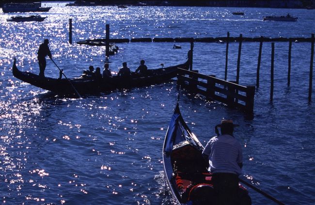 イタリア共和国　ベネチア　VENEZIA　Italy<br />ベニスの島めぐり　５８島目<br />ムラーノ島　ブラーノ島　トルチェロ島　リド島　サンテラズモ島　ジュデッカ島<br />サンジョルジョ島<br />アクセス　関西−ローマ　１２時間　ローマ−マルコポーロ空港<br />　　　　　空港―ホテル３０分（水上タクシー）<br />プロローグ<br />水の都「ベニス」は島ではないがベニス周辺の島めぐりを試みた<br />ベニスのバーカロ（居酒屋）も楽しい店があると知り是非とも訪れてみたいと地球の島めぐりの５８島目にカウントした。<br />アイラ島（スコットランド）の帰りにロンドンヒースロー空港ホテル（ターミナル５）に宿泊<br />翌日の移動はターミナル５からターミナル１へ　ホテルは時間の余裕を持って出発した<br />特急列車の乗り場で行き先の確認を２回もしたので、先ず大丈夫だろうと列車に乗り込んだ<br />次のセンター駅で多くの乗客が乗って来た？？？　列車はどんどんスピードを上げ空港から遠ざかって行く感じがする　瞬間『間違った』と直感・・・続きはhttp://www.tetujin60.com<br />