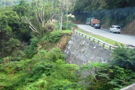 2008冬、台湾旅行記5(18/35)：12月20日(2)：高雄から台東へ、養鰻場、峠越え、地震被害の山肌