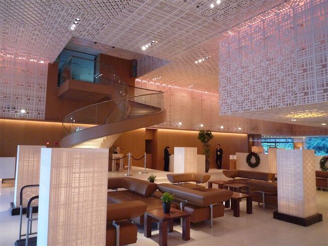 「蓮華王院 三十三間堂」すぐ横に建っているハイアットリージェンシー。<br /><br />元々は1971年に京都パークホテルとして開業したホテルを買収後改装したらしい。<br /><br />ハイアットとは関係ないがこの「蓮華王院 三十三間堂」はこの宿に泊まってでもずっと眺めていたいほどに素晴らしい。<br /><br />ちんちくりんが観てきたアジアのどの仏堂も遠く足元に及ばぬほどに素晴らしい。<br /><br />こういうことを云ってはいけないのだろうけれども全く比較にならない程に非常に緻密で繊細。<br /><br />日本人の底力を感じます。<br /><br />さて、、、ホテルに話題を戻します。<br /><br />このホテル、ロビーなどは京都らしさを表現した和のテイストがふんだんにちりばめられていてとてもセンス良くまとまっている。<br /><br />HYATTリージェンシーとは思えないほど柔らかで上品な雰囲気です。<br /><br />ハイアットを知らない人へ簡単に説明するとハイアットは上位クラスから「パークハイアット」→「グランドハイアット」→「ハイアットリージェンシー」といったカテゴリーに別れています。<br /><br />個人的にはこのホテルは六本木の「グランドハイアット」より良いと思う。<br /><br />部屋は非常に凝った作り。<br /><br />京都の雰囲気を緻密に旨く取り入れている。<br /><br />こういったタイプの部屋デザインは本当に難しく、少し間違えると安っぽくなることが多いのですがこのホテルでは非常に洗練されたデザインで見事に表現しています。<br /><br />お部屋の浴室も広く、まるで温泉に来たような開放感。<br /><br />只、他に比べお手洗いの間取りやデザインはすこし手を抜いたのか?<br /><br />部屋の設備はごくありふれていますがスタッフの対応は大変によく教育されていてホスピタリティーが非常に優れている。<br /><br />朝食も非常に高品質な素材で美味。<br /><br />どれを食べても平均点以上の美味しさ。<br /><br />リージェンシーとは思えないほどのクオリティーを提供していると思います。<br /><br />京都お薦めの宿ですね。<br /><br /><br />詳細<br />http://www.hyattregencykyoto.com/