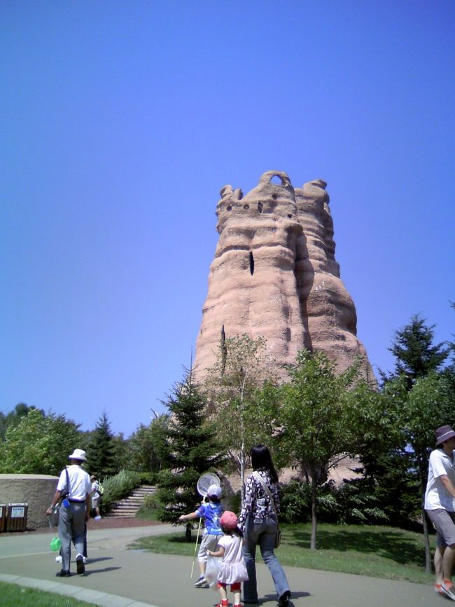 １３日目：お友達おススメの「滝野すずらん公園」へ<br /><br />　札幌滞在２日目です。<br />　今日は、昨日ビアガーデンご一緒したお友達おススメの場所に行ってみようと思います。<br />　それは、札幌の南にある「国営滝野すずらん丘陵公園」というところ。<br />　「自然がたくさんあって落ち着くよ〜。」「おっきなたまをころがせるんだよ〜。」<br />　自然はともかく、おっきなたま・・・？<br /><br />　さあ、行ってみましょう！