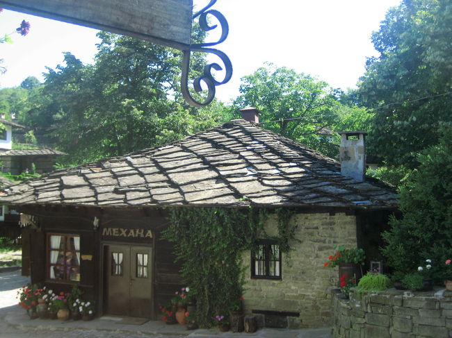 2008/07/13日 ブジェンツィ村、エタラ野外博物館からガブロヴォへ<br />【宿泊:Hotel Balkan(ガブロヴォ泊)】<br />・ブジェンツィ村散策<br />・ソコロヴォ僧院<br />・シプカ峠の記念碑<br />・エタル野外民俗博物館<br />ガブロヴォ散策(ここから現地ガイドと別れて一人旅)<br />・ユーモア博物館<br /><br />こういってはなんですが、ブジェンツィ村はほとんどテーマパーク同然だと思いました。<br />テーマパークと違うのは、昔は実際に人が住んでいたホンモノの村だったことでしょうか。<br /><br />ブジェンツィ村は、最盛期にたくさんあったブルガリア民族復興時代の建物を保存するため、かつての農家を、カフェやレストランやペンションとしてよみがえらせた村です。<br />おかげで廃村となることから逃れました。<br />そのような小さな村がバルカン山中にはいくつもあるそうです。<br />そしてそのほとんどの成立由来は、オスマントルコによるブルガリア征服です。<br />人々はオスマントルコから隠れ住むためにバルカン山中に逃れて、そこで村や町を作り上げました。<br /><br />1歩ごとに足を止めたくなるような絵になるブジェンツィ村。<br />ブルガリアにいくつかあるミュージーアム・タウンに数えられるのも納得です。<br /><br />しかし、実はこの村には今や住人はいません。<br />カフェやレストランやペンションで働く人たちも、近隣の町や村からの勤め人です。<br />村の外側はよみがえりましたが、村の内側はよみがえることはなかったのです。<br />それを思うと、村を散策していても、一抹のむなしさ、というか、寂しさを感じないわけにはいきませんでした。<br /><br />でも、村が存続するために近代化されていたら、この美しさはどれほど保存されたでしょうか。<br />ましてや社会主義時代の工業化の波に晒されていたら!<br />それに私だって働き盛りのうちは、山奥ではなく便利な都会に住みたいと思います。<br />やっぱりどんな形でも残っていてくれてありがとう!───と言いたくなったのは確かです。