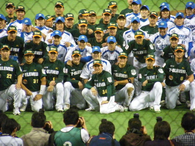 以外と知られていませんが、プロ野球の最高峰のイベントである「日本シリーズ」の優勝チームにはアジアＮＯ．１チームを決める「アジアシリーズ」出場権が与えられています。<br />この大会は２００５年に第１回大会が日本で開催されて、今回が４年目になります。<br />出場国は日本、台湾、中国、韓国の４カ国の其々のリーグ戦を勝ち抜いた優勝チームが出場します。中国だけはレベルが低い為に昨年まではリーグ選抜チーム「China Stars」として出場していましたが、今年から単独チームが参加します。<br />出場チームは以下に示した４チームで、偶然ですが「ライオンズ」をチーム名に持つところが３カ国出ています。<br />予選リーグは総当りで３試合行い上位２チームが決勝戦で対戦します。<br /><br />【出場チーム】<br />埼玉西武ライオンズ（日本）<br />統一・セブンイレブン ライオンズ（台湾）<br />天津ライオンズ（中国）<br />ＳＫワイバーンズ（韓国）<br />【予選結果】<br />１位：埼玉西武ライオンズ（日本）<br />２位：統一・セブンイレブン ライオンズ（台湾）<br />３位：ＳＫワイバーンズ（韓国）<br />４位：天津ライオンズ（中国）<br />予選は上位３チームが「２勝１敗」で４位が０勝３敗でした。得失点差と直接対決の結果、日本ＶＳ台湾のチームが決勝進出となりました。<br />【決勝戦結果】<br />埼玉西武ライオンズ　１X－０　統一・セブンイレブン ライオンズ<br />予選でも僅差で埼玉西武が統一を下しましたが、決勝戦もスコアレスの緊張感のある戦いでした。最後は、埼玉西武ライオンズが劇的なサヨナラ勝利で優勝し「アジア・チャンピオン」に輝きました。<br />