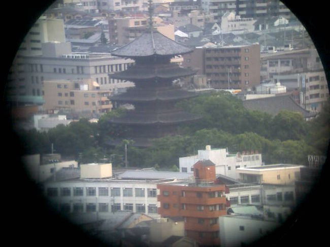 新幹線で京都に着くときに見える、2つのシンボル。<br />南に東寺の五重塔、北に京都タワー（異論があるかもしれませんが）<br /><br />駅から降りてすぐのスポットについての写真です。<br />出張等であまり時間を確保できない方向けかもしれません。