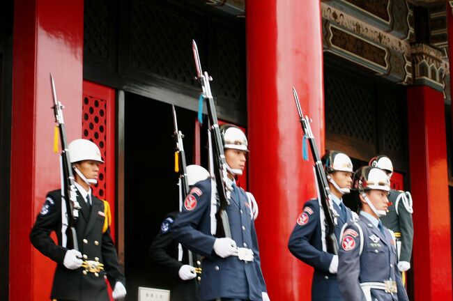 2008冬、台湾旅行記5(34/35)：12月22日(1)：台北、忠烈祠、毎正時の衛兵交代儀式、締め括りは大門で見学