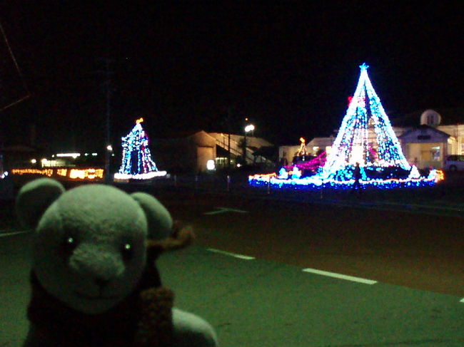 年末恒例大掃除の後の県内1泊旅行。<br />今年は萩になりました。<br />目当ては泊まる旅館と毎年萩でやってるライトアップ。<br />大掃除が思ったより早く終わり（早くあきらめたともいう）、早めに萩にたどりついたので、時間つぶしに萩しーまーとにも立ち寄ります。<br /><br />思わぬ落とし穴もありましたが・・。<br />