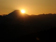 大晦日の高尾山で富士山に沈む夕日を見る
