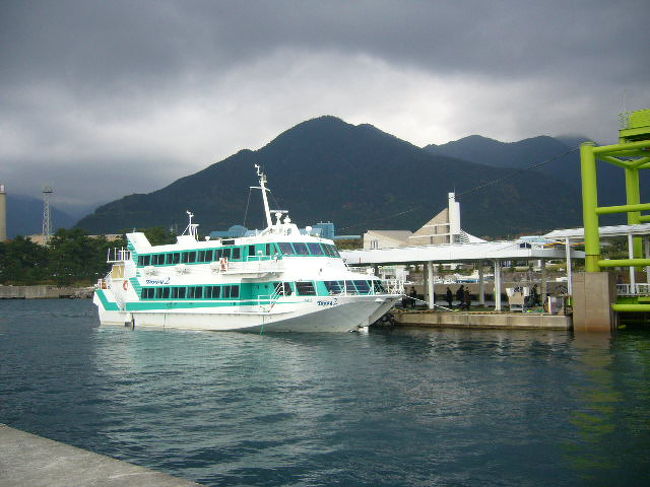 平成20年12月16日(火)<br /> 屋久島とは今朝でお別れである。出発までに時間の余裕があったので宿の周辺を散策した。宿の裏手の川には魚が群れて泳いでいるのを目撃できた。<br /><br /> 9時にホテルを出発して宮の浦港からジェットフォイル船トッピー号で種子島へ向かった。船上から宮之浦岳が見えるだろうと期待していたが屋久島の上空に雲がかかっていて眺めることができなかった。<br /><br /> 50分程の航海で種子島の西之表港に接岸した。出迎えた現地ガイドは「けり」さんと紹介された。30代の女性である。面白い名前だなと思いながら胸につけている名札を見ると花里と書いてある。花=け、里=り と読むのである。<br /><br /> バスは島を北から南へ向けて縦断する形で南端の種子島科宇宙センターへ向けて疾駆した。<br /><br /> 途中雄龍雌龍の岩を車窓から見学した。種子島宇宙センターの手前の「大和ホテル」で昼食を摂った。
