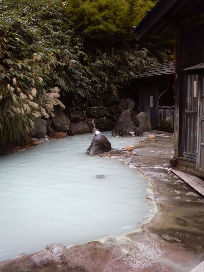 田沢湖（たざわこ）は、秋田県仙北市にある湖。日本で最も深い湖である。田沢湖抱返り県立自然公園に指定。日本百景。<br /><br />大きく深い湖であるが、その成因は判明していない。<br /><br />東北を代表する乳頭温泉もさいこうです。