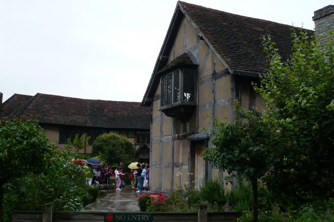 シェイクスピアの家を訪れたくて、Stradford upon-Avonに行きました。