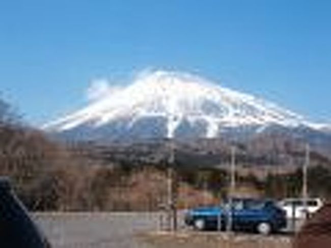 富士山にいきました。<br />もちろん登っていません。<br />５合目まで車でいって眺めました！<br />