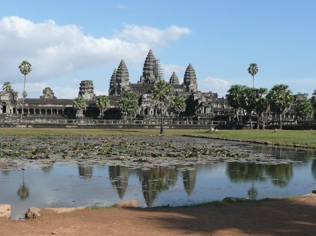 ツアーにてベトナム＆カンボジア8日間を<br />母：６５歳　息子：10歳　私：40歳の三人で旅行しました。<br /><br />観光地の写真はガイドブックや他の方の旅行記で確認できると思いますので、個人的に興味を持った写真を中心に掲載したいと思います。<br /><br /><br /><br />◆ホテル：サリナホテル（部屋指定なし）304号室◆<br /><br />・シェムリアップの端のほうにある　こじんまりとした家庭的なホテル<br />・日本人の女性がひとり常駐しておられました。<br />（その日によって、フロントに居たりお土産のショップに居たり様々）<br />・プールあり２５ｍ程度のプールとジャグジー<br />（結構深い。140センチの息子の背が届くのは少しだけ）<br />・スタッフは控えめながらとても親切<br />・エレベーター有り<br />・コンセントはＢタイプ<br />（日本のコンセントをそのままでも差せましたが、熱くなってきました）<br />・ドライヤー有り<br />・セキュリティボックス無し<br />・毎日　人数分のミネラルウォーターを置いてある<br />・部屋は少し狭いかも・・・<br /><br /><br />◆延長料金◆<br />こちらのホテルを使用の際、チェックアウトの時間が12時だったのですが　帰国の便の集合時間が18時半と　かなりの時間が空いてしまったため、プールを利用したくチェックアウトの時間を延長してもらいました。<br />（延長をしていただけるかどうかはホテルの空室の具合によります）<br /><br /><br /><br />フロントで伺ったところ1時間程度の延長に関しては　サービスの一環として無料でも構わないという返事でした。<br /><br />私たちの12時から18時半までの延長料金は「３０USドル」となりました。<br /><br />ちなみに、12時から17時半までだったら「２５USドル」でOKだとのｺﾄでした。<br /><br /><br />